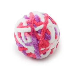 Шарено топче от прежда за игра